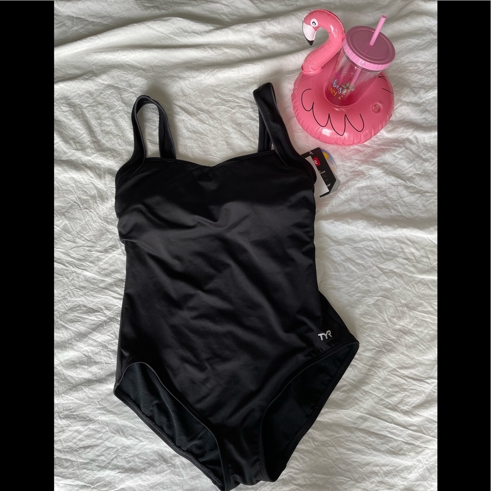 𝅺tyr Sport Women's Solid Tank Swimsuit